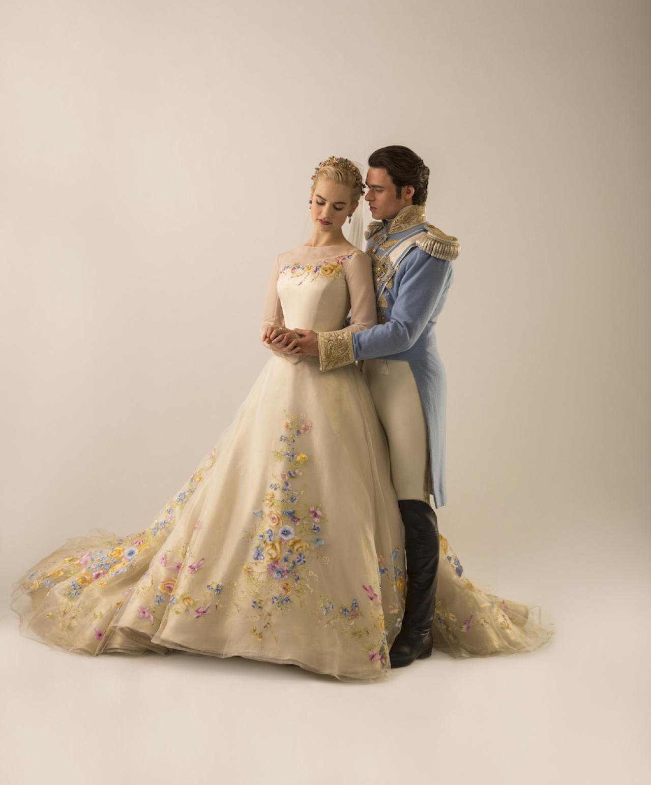 穿着婚纱，牵手王子的灰姑娘手机壁纸