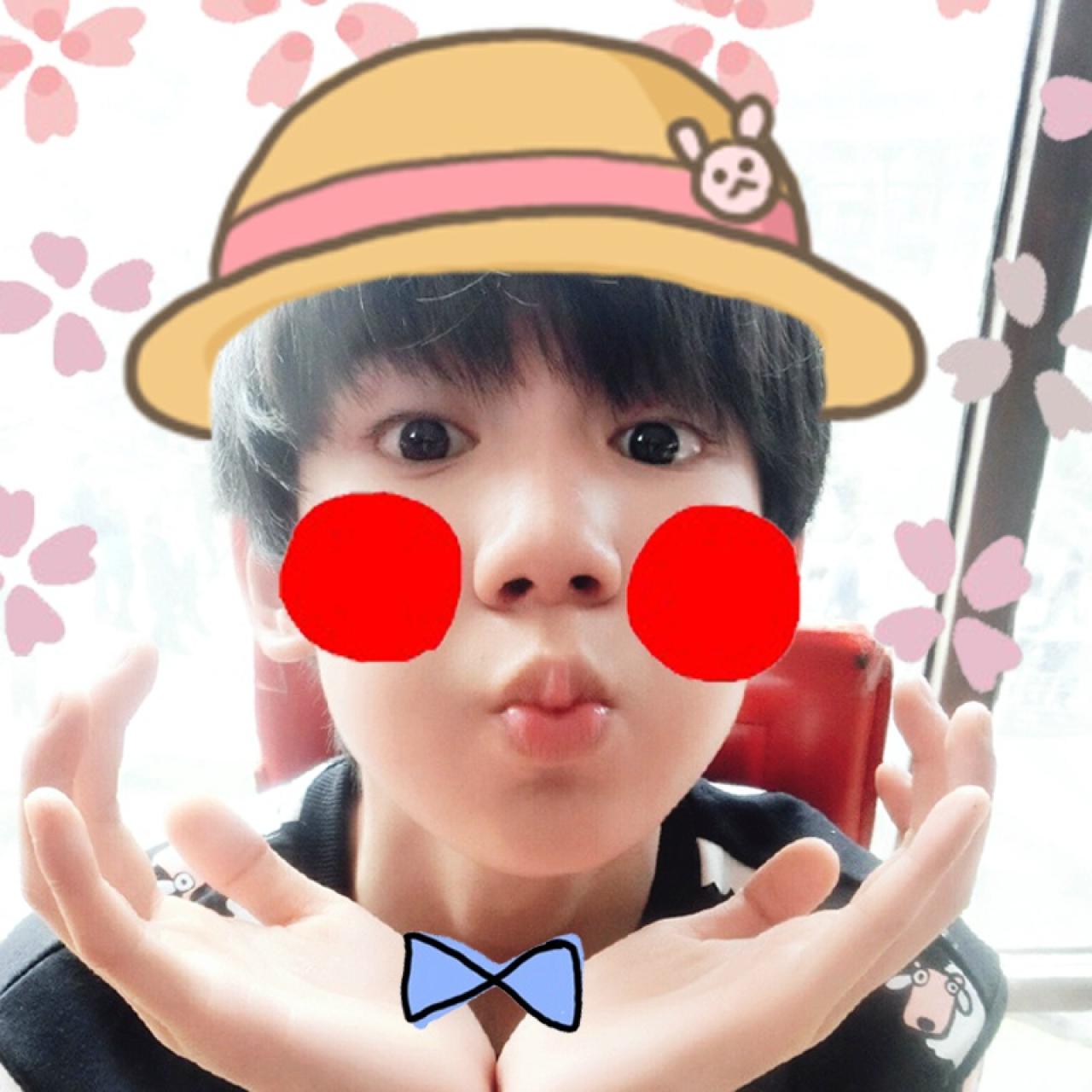 戴着帽子的双手捧脸嘟嘴卖萌的TFBOYS王源头像