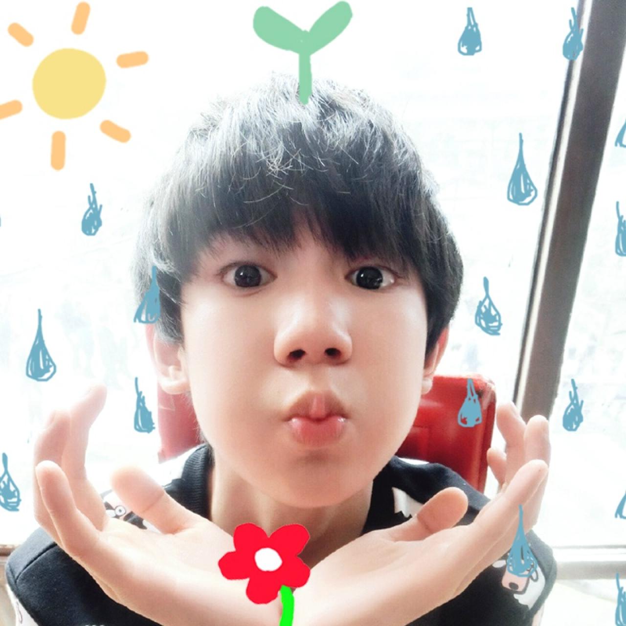 头顶小草的双手捧脸嘟嘴卖萌的TFBOYS王源头像