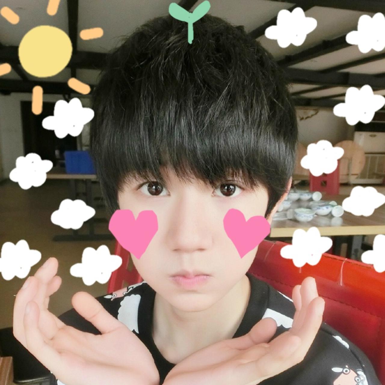 长着小草的双手捧脸嘟嘴卖萌的TFBOYS王源头像