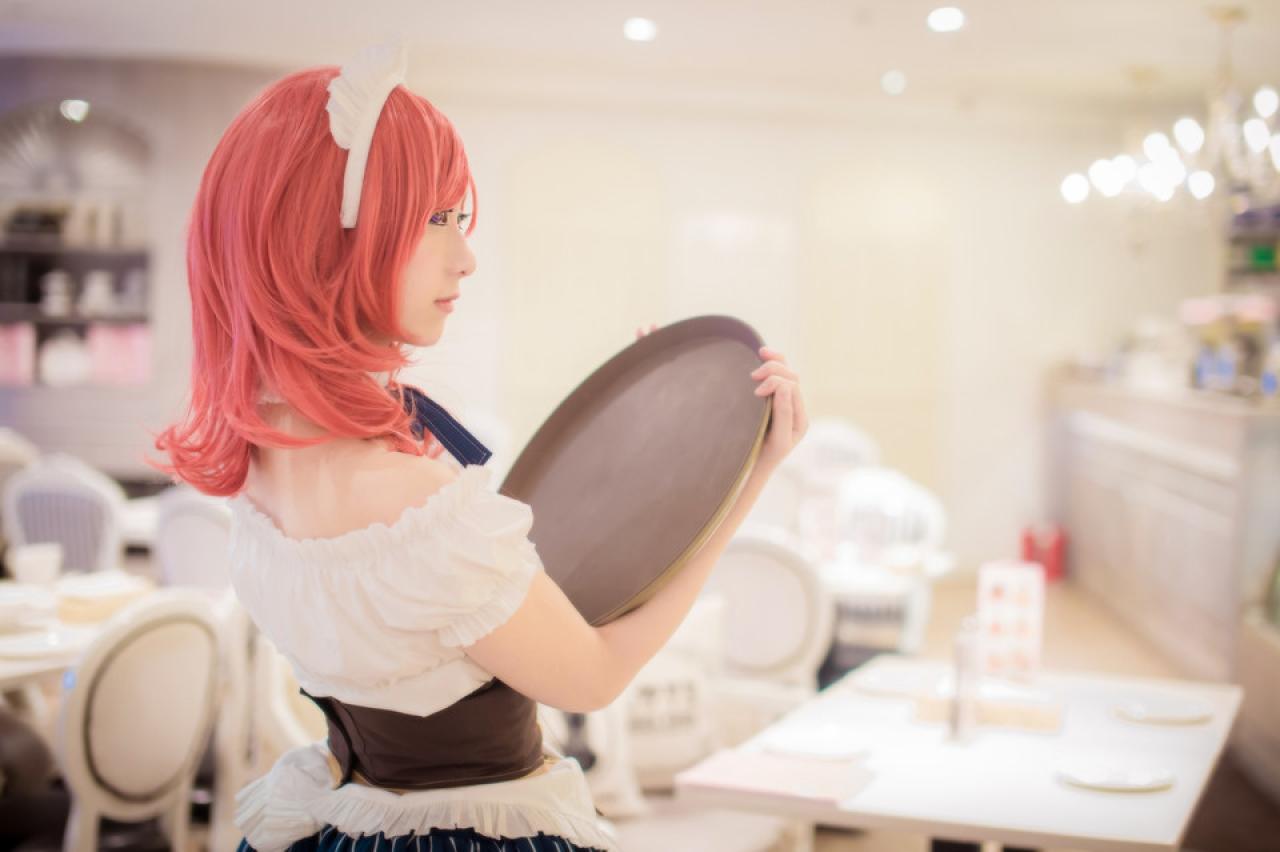 小珞兒扮西木野真姬端着盘子的背影 上半身 横幅