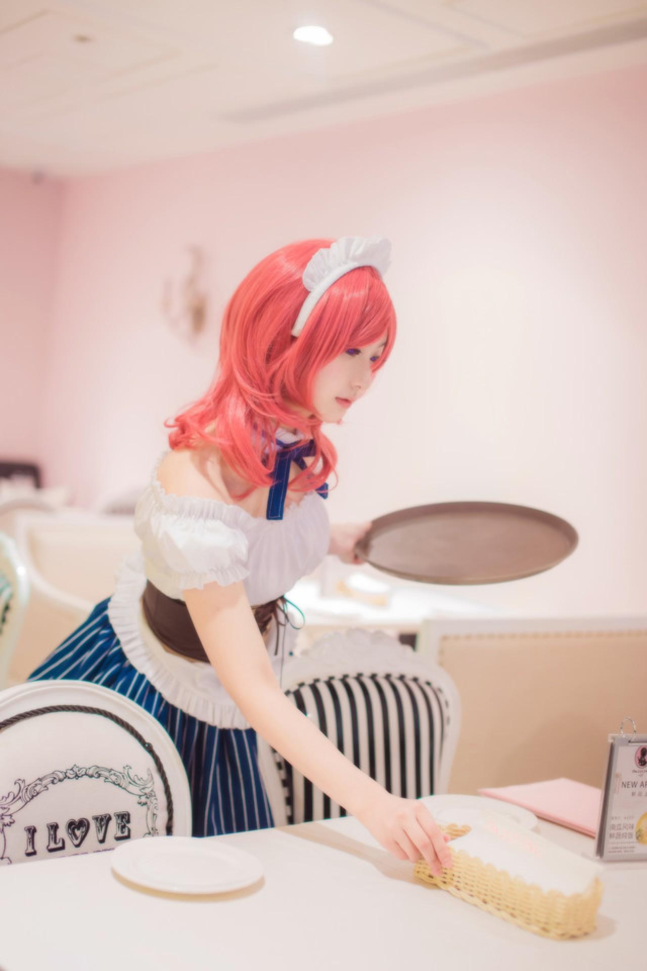 小珞兒扮西木野真姬左手端着盘子，右手将篮子摆在桌上