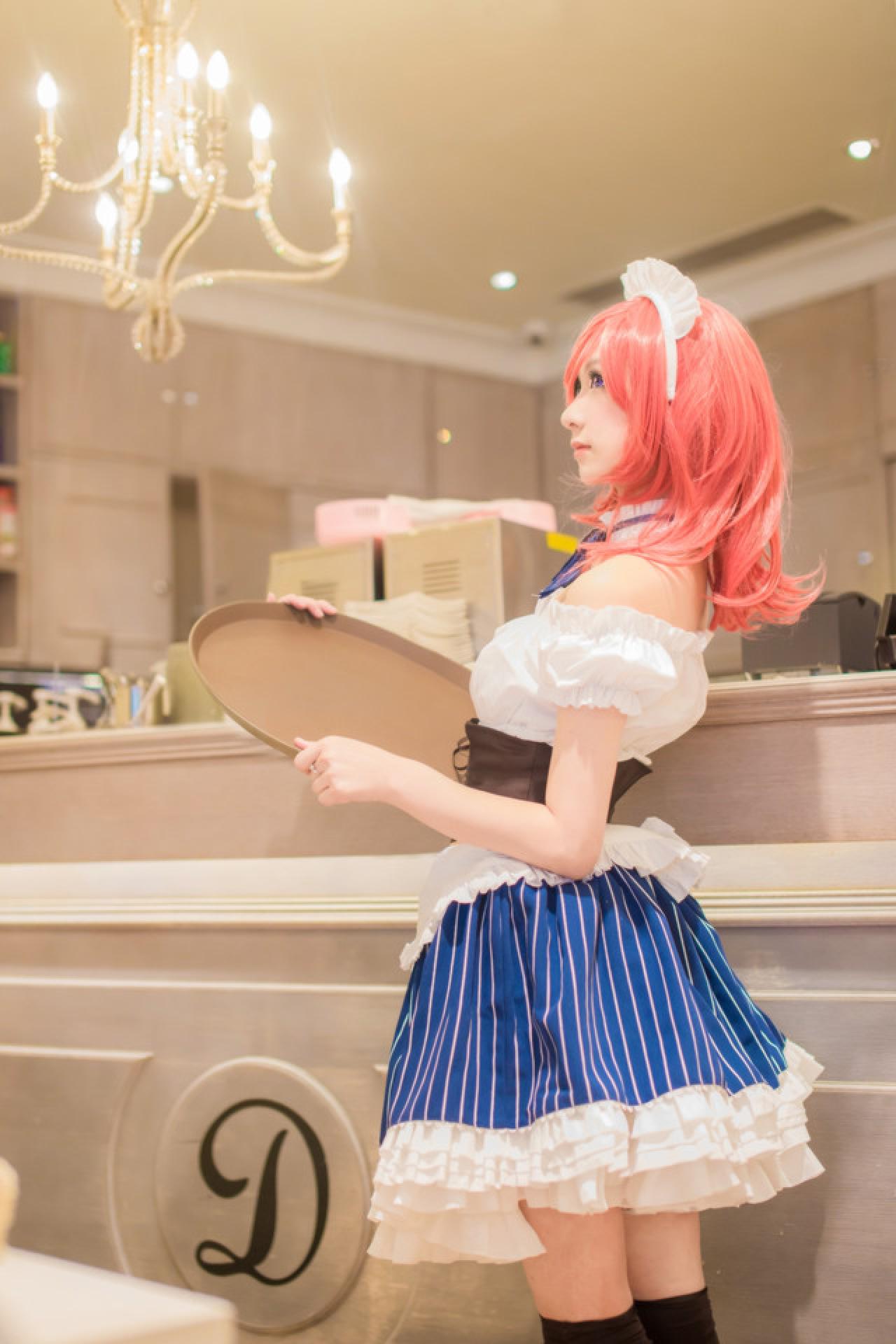 小珞兒扮西木野真姬双手端着盘子侧身站在吧台前