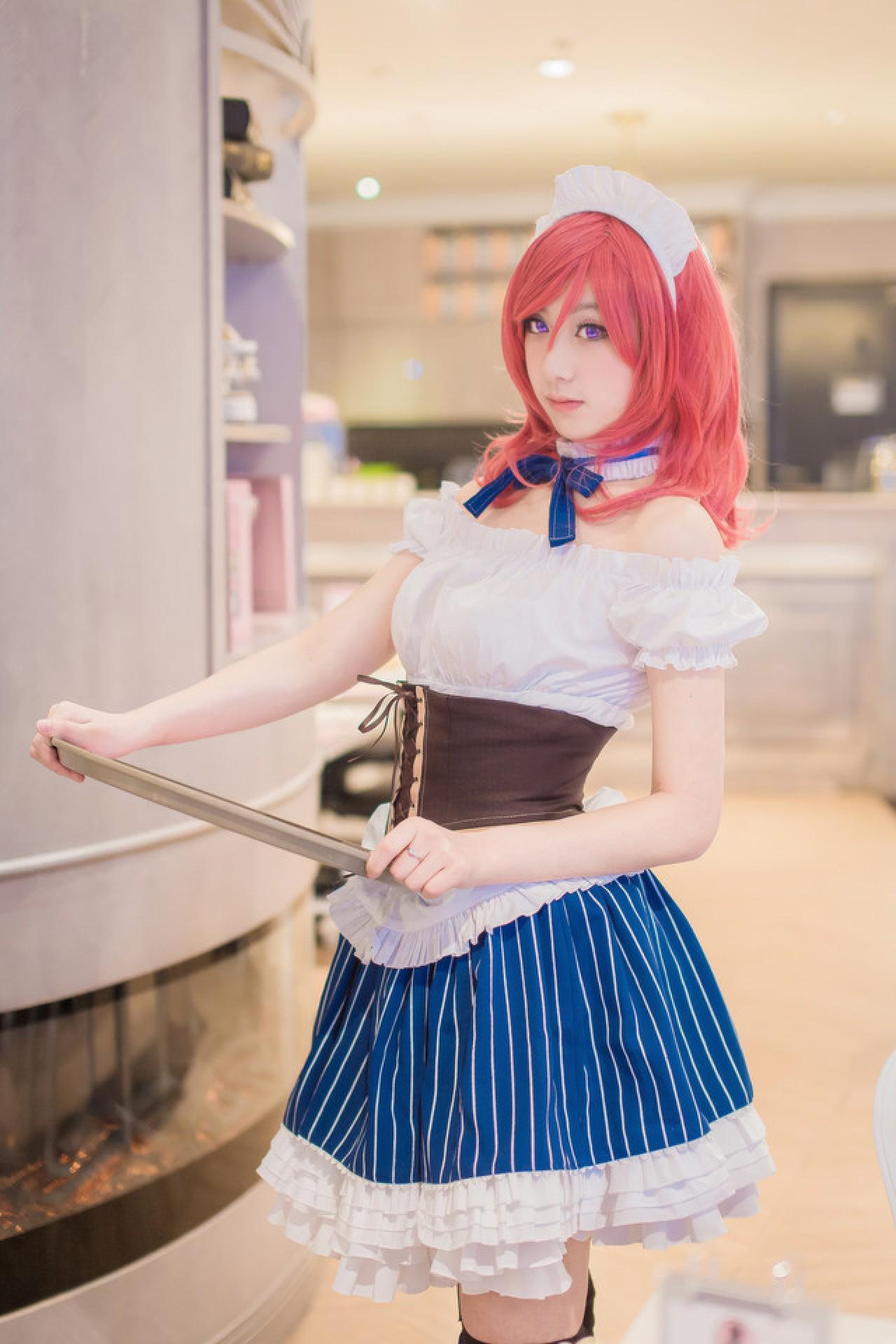 小珞兒扮西木野真姬双手端着盘子侧身站在书柜旁