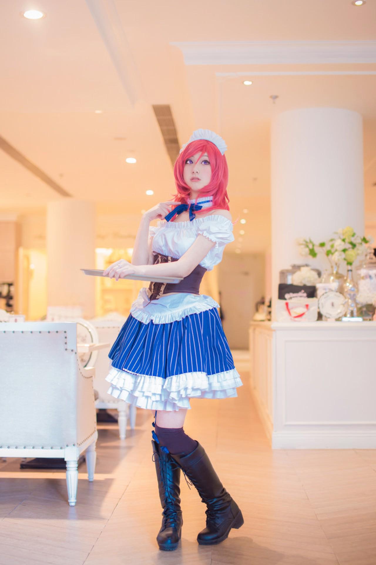 小珞兒扮西木野真姬右手扶着盘子，左手食指抵着蝴蝶结 站姿 立幅