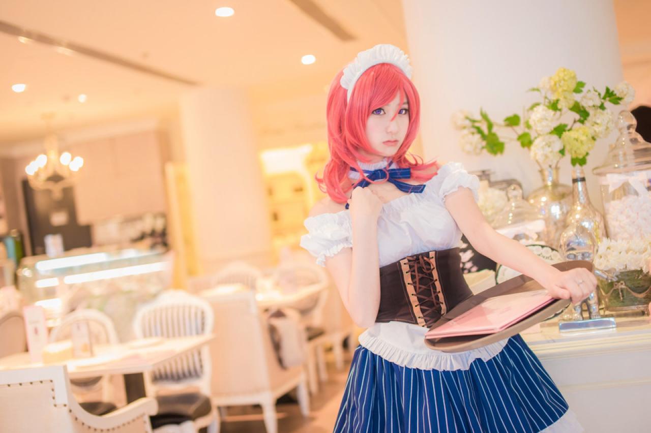 小珞兒扮西木野真姬左手端着盘子和菜单，右手扶着蝴蝶结