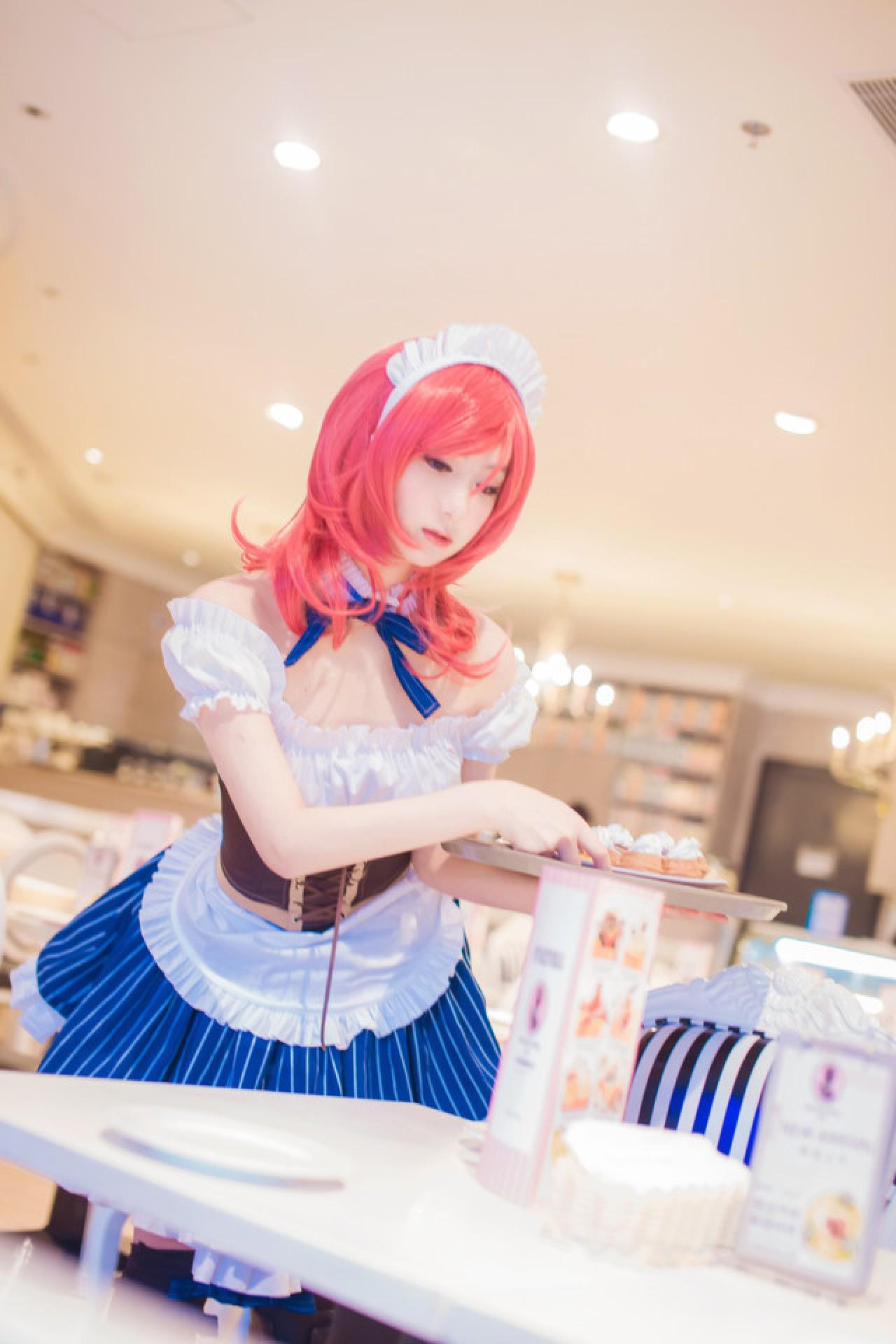 小珞兒扮西木野真姬正将甜点从盘子端到桌子上