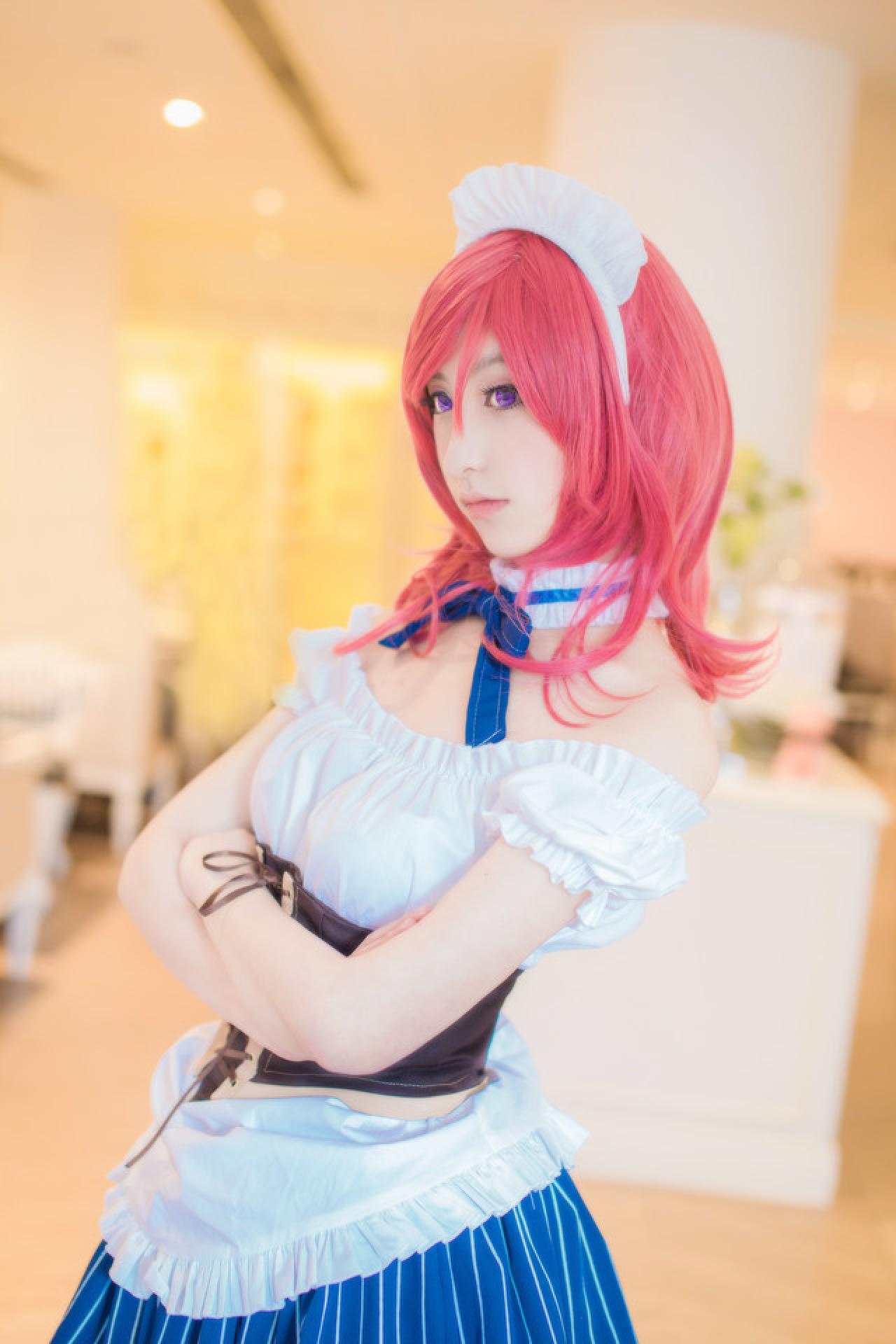 小珞兒扮西木野真姬双臂交叉放在束腰处 侧身 站姿 立幅