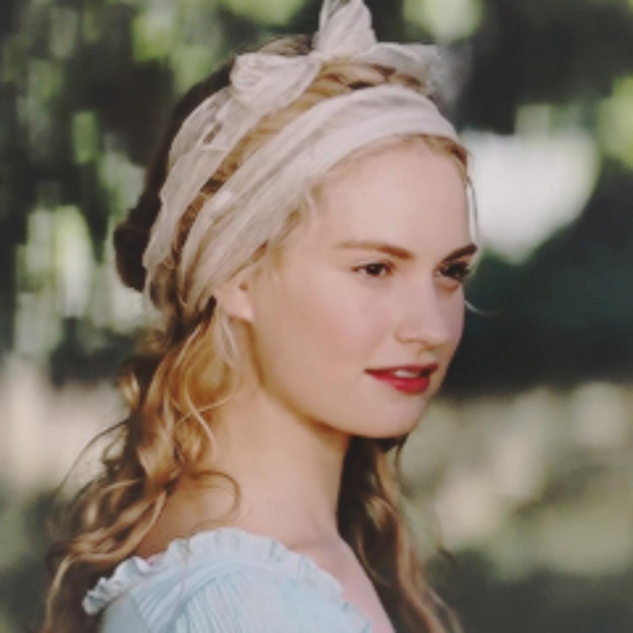 戴着蝴蝶结发饰的灰姑娘头像