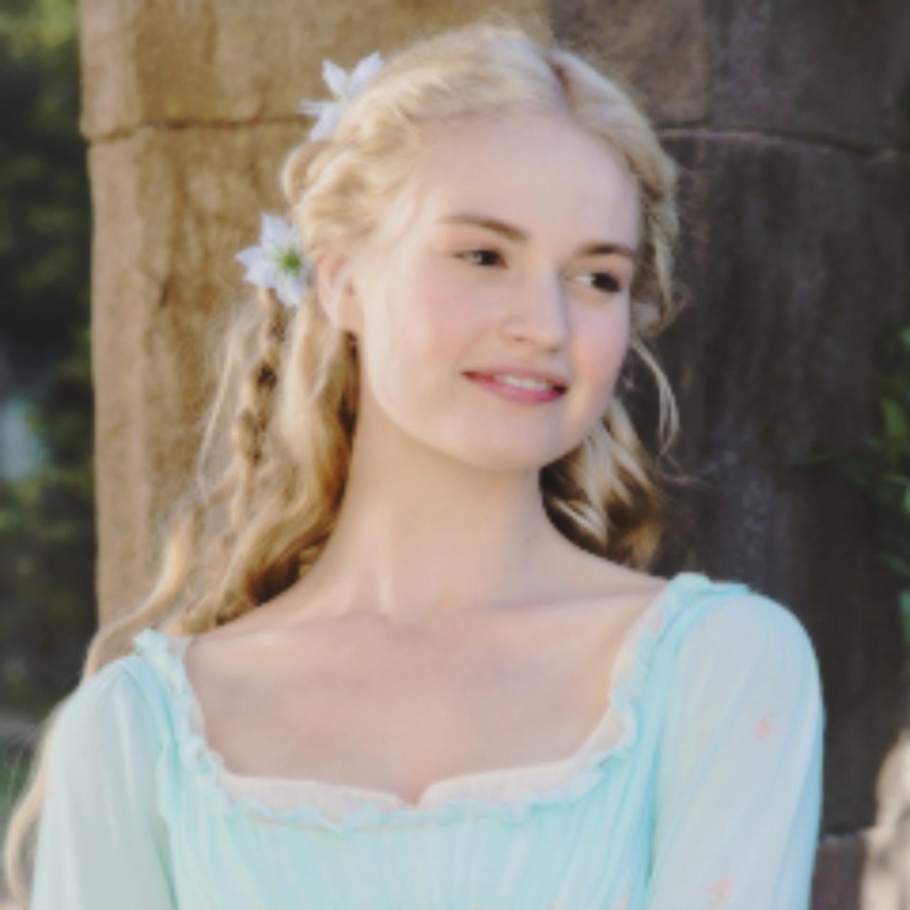 穿着田园连衣裙戴着花饰的灰姑娘头像