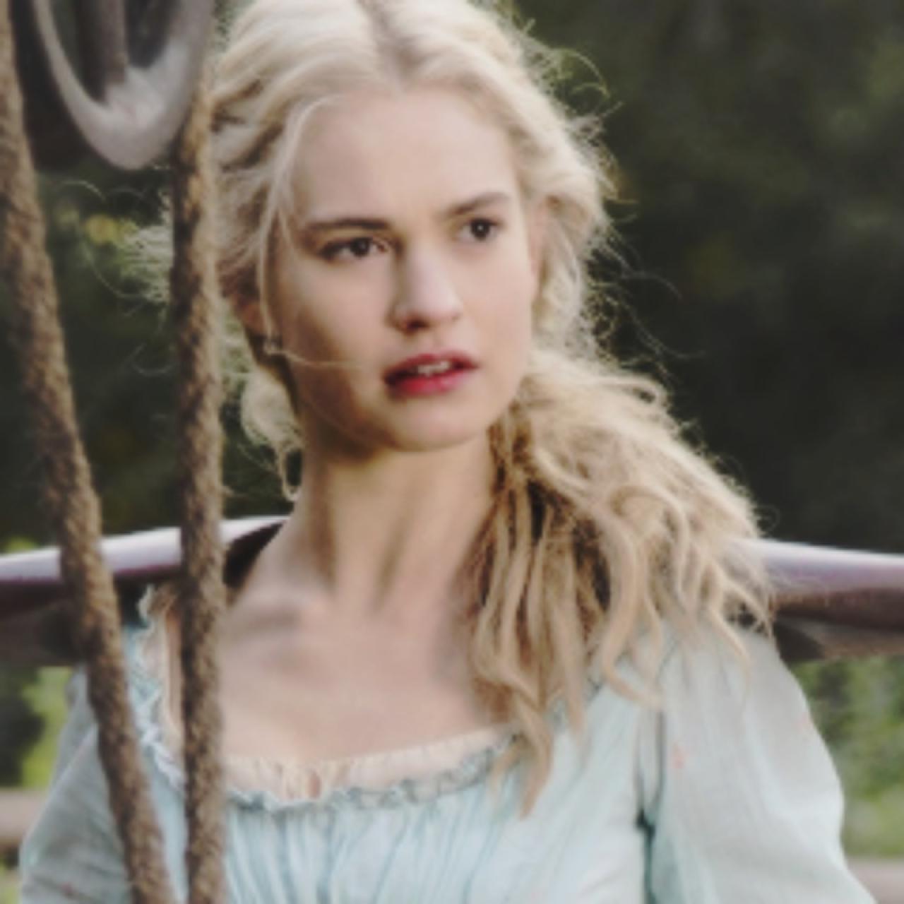 正在取水梳着单马尾的灰姑娘头像