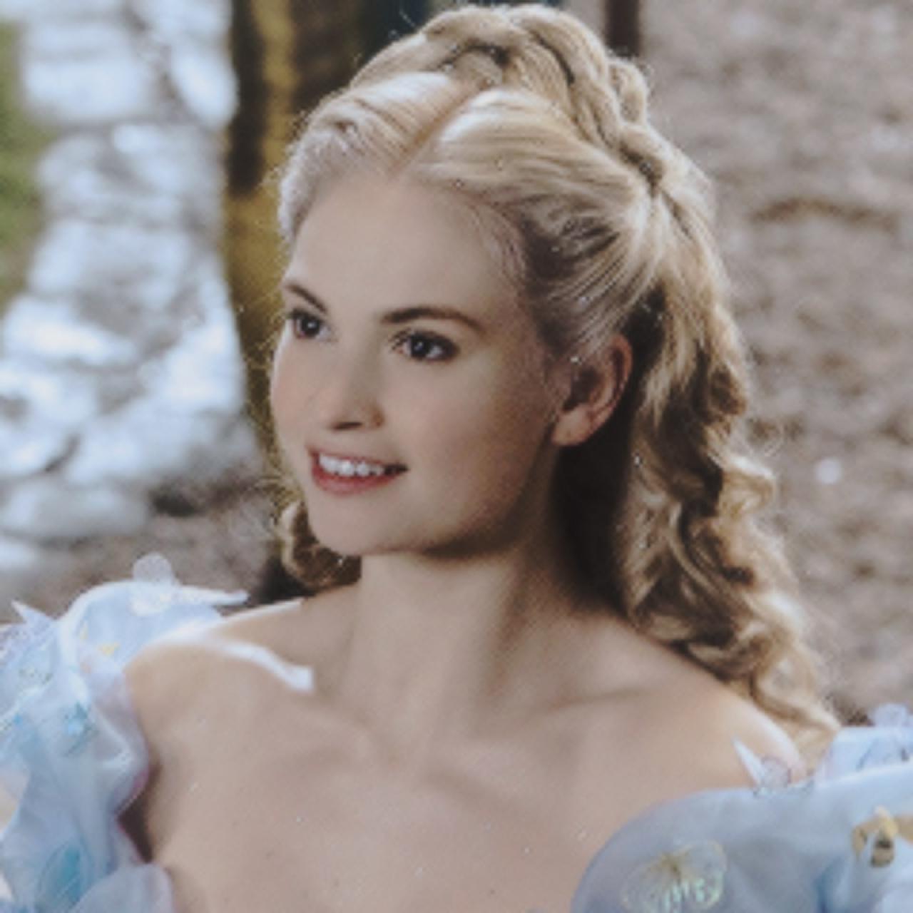 穿着蓝色连衣裙走近舞会的灰姑娘头像