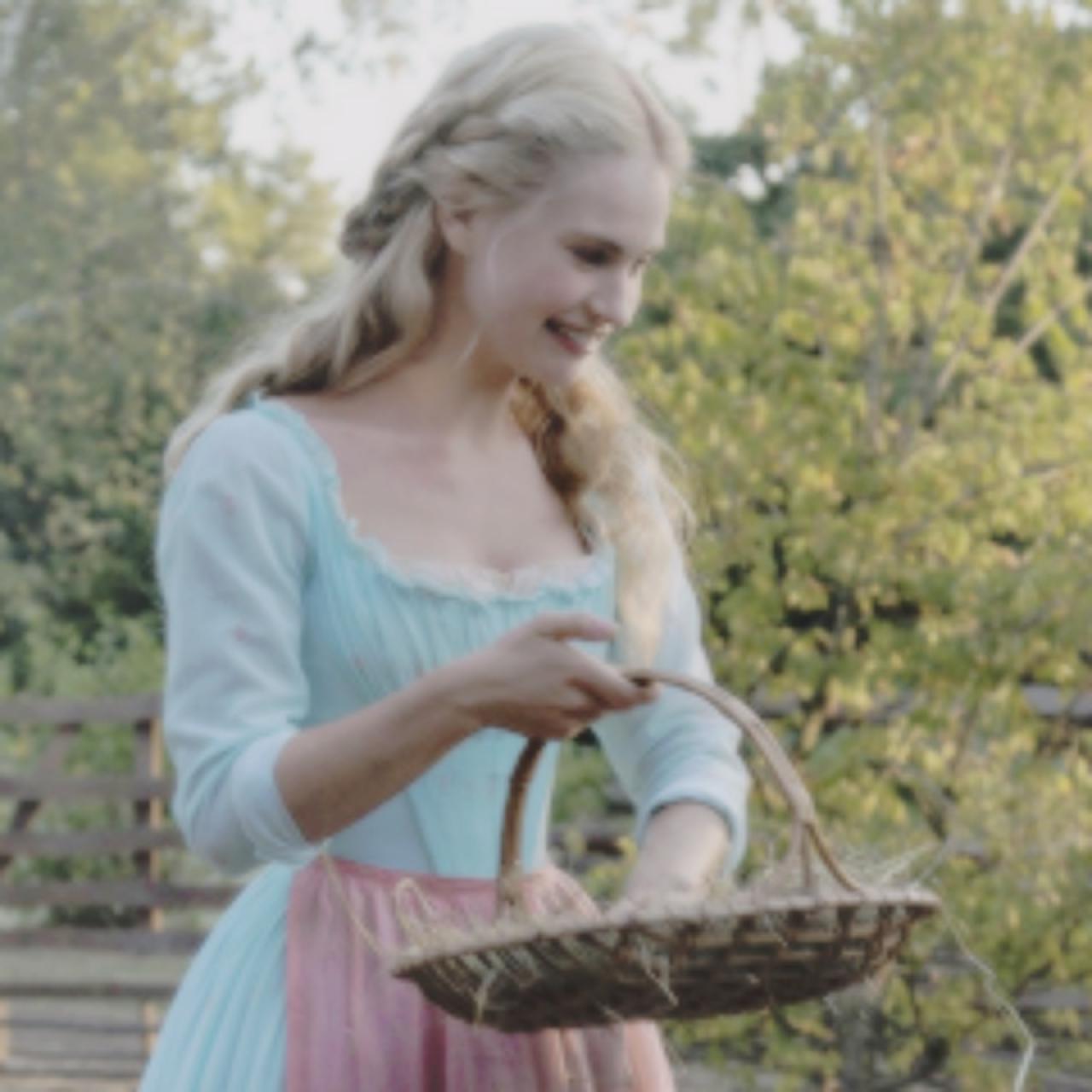 提着篮子的穿着田园连衣裙的灰姑娘头像