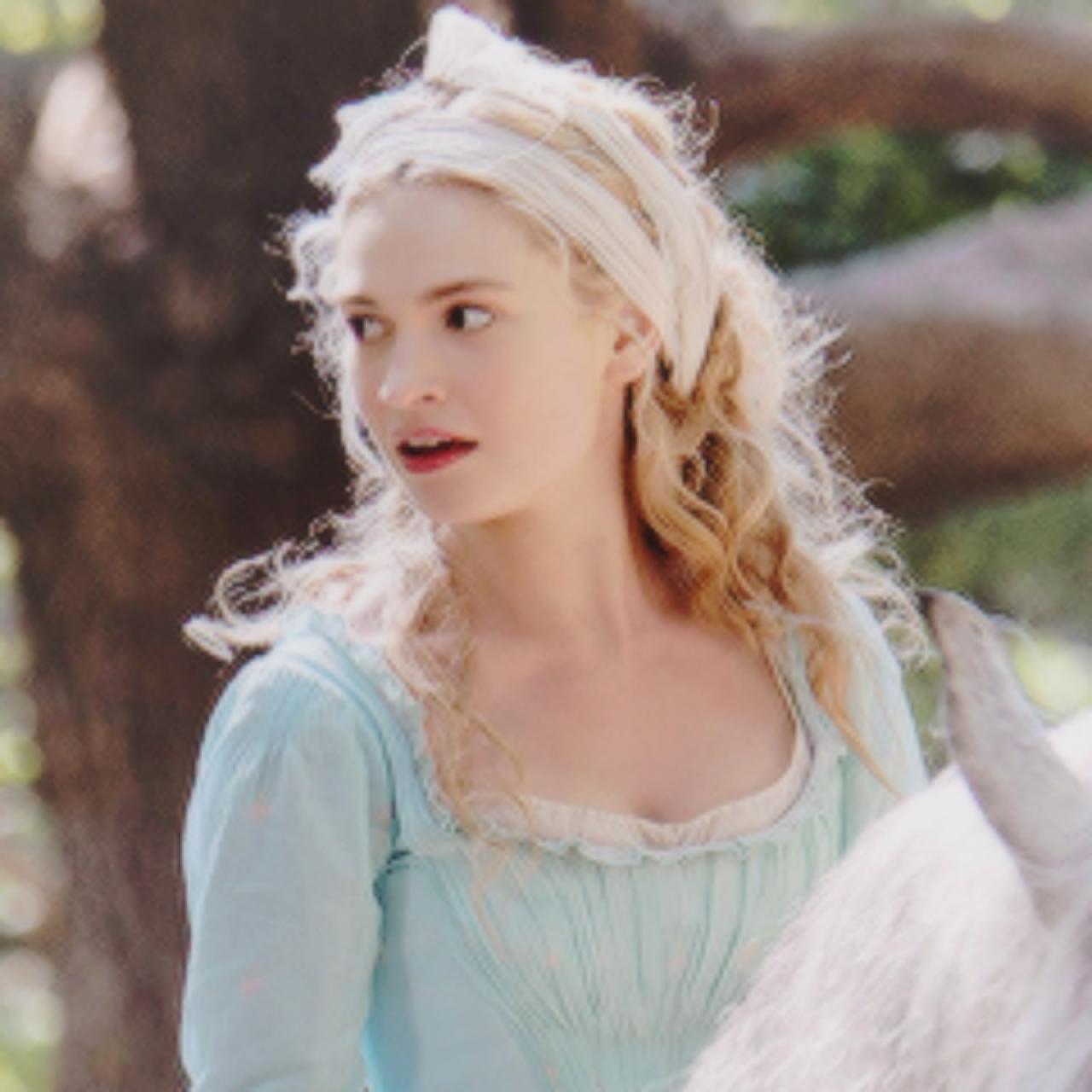 穿着田园连衣裙正回头的灰姑娘头像