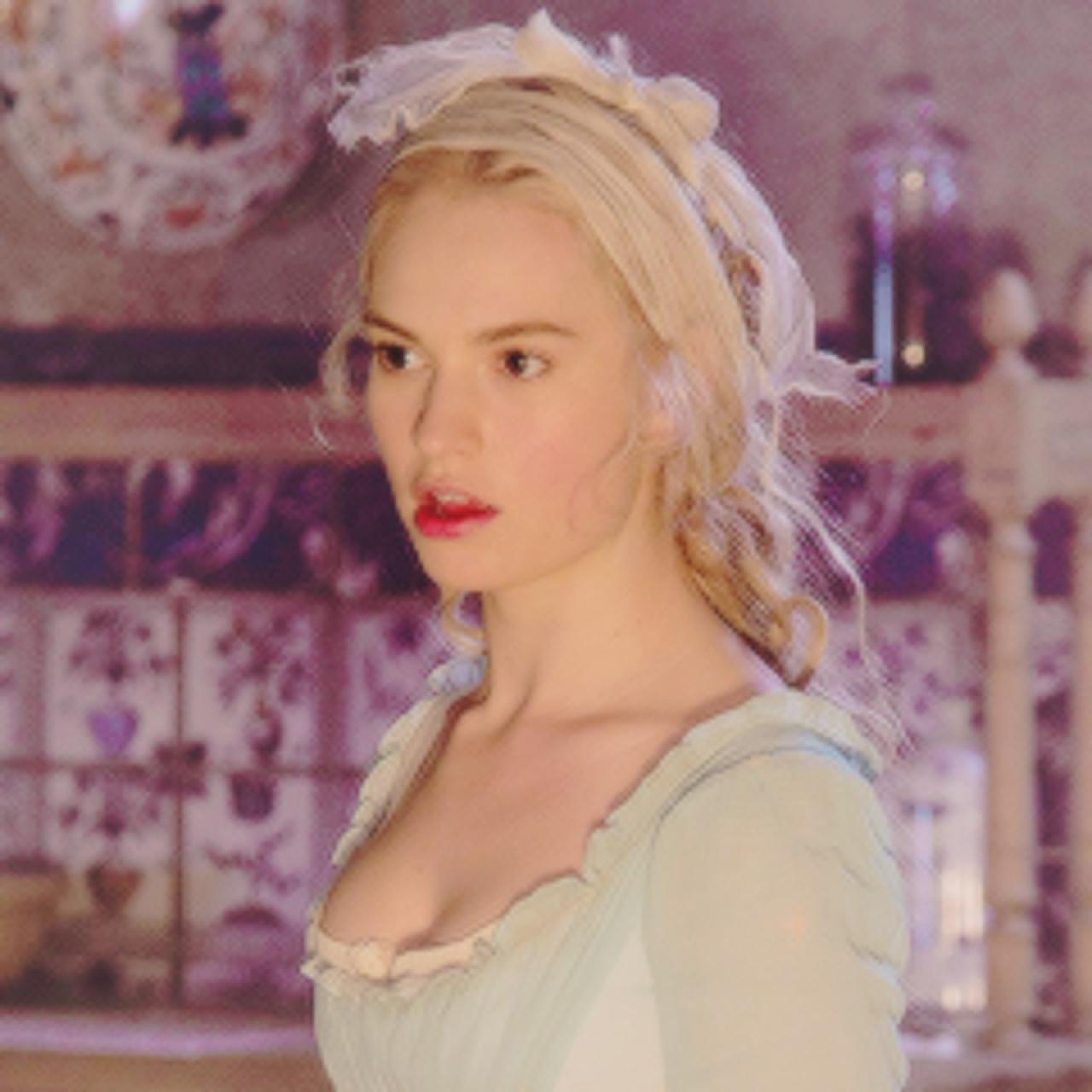 盘起头发穿着田园连衣裙的侧脸的灰姑娘头像