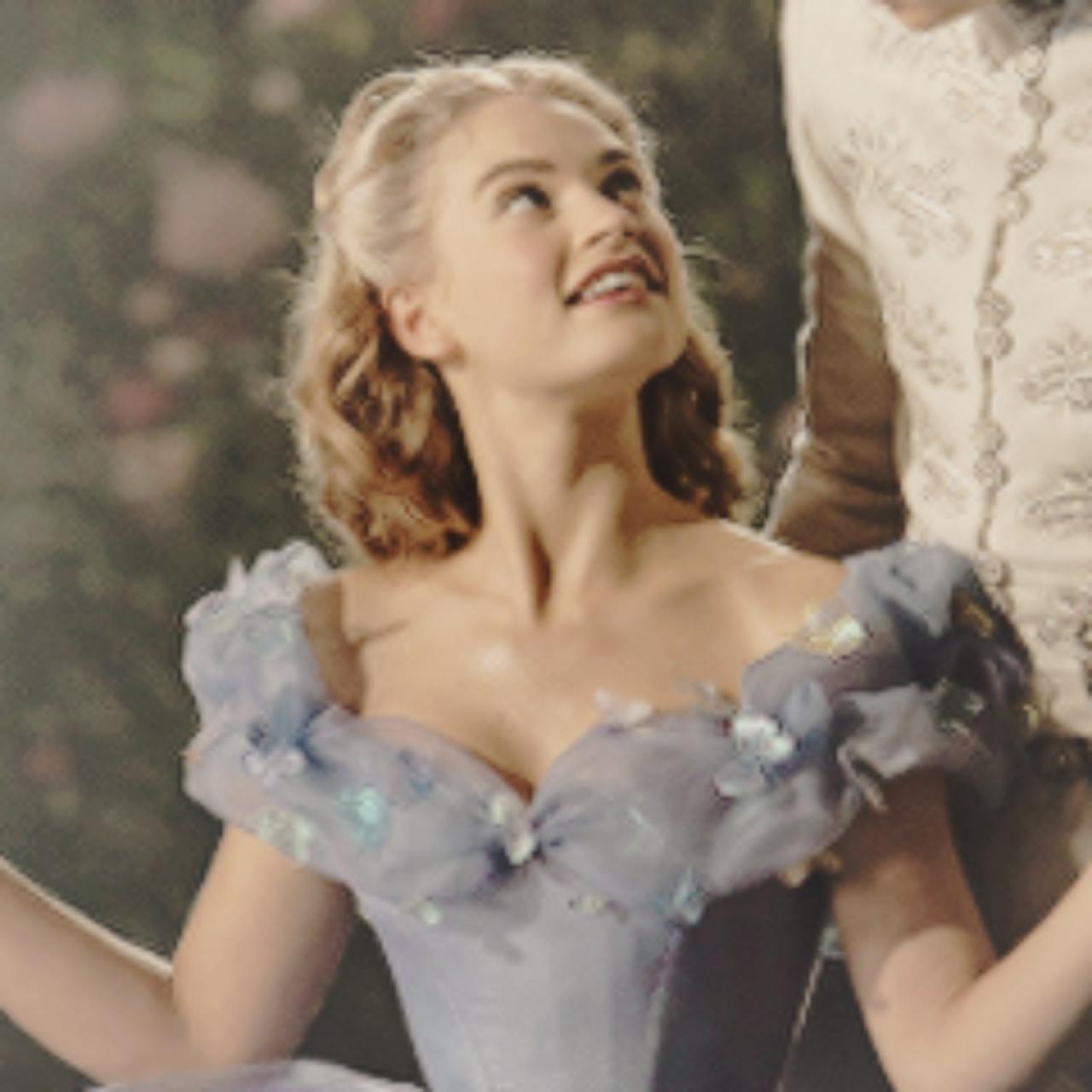 看着王子的穿着蓝色连衣裙的灰姑娘头像