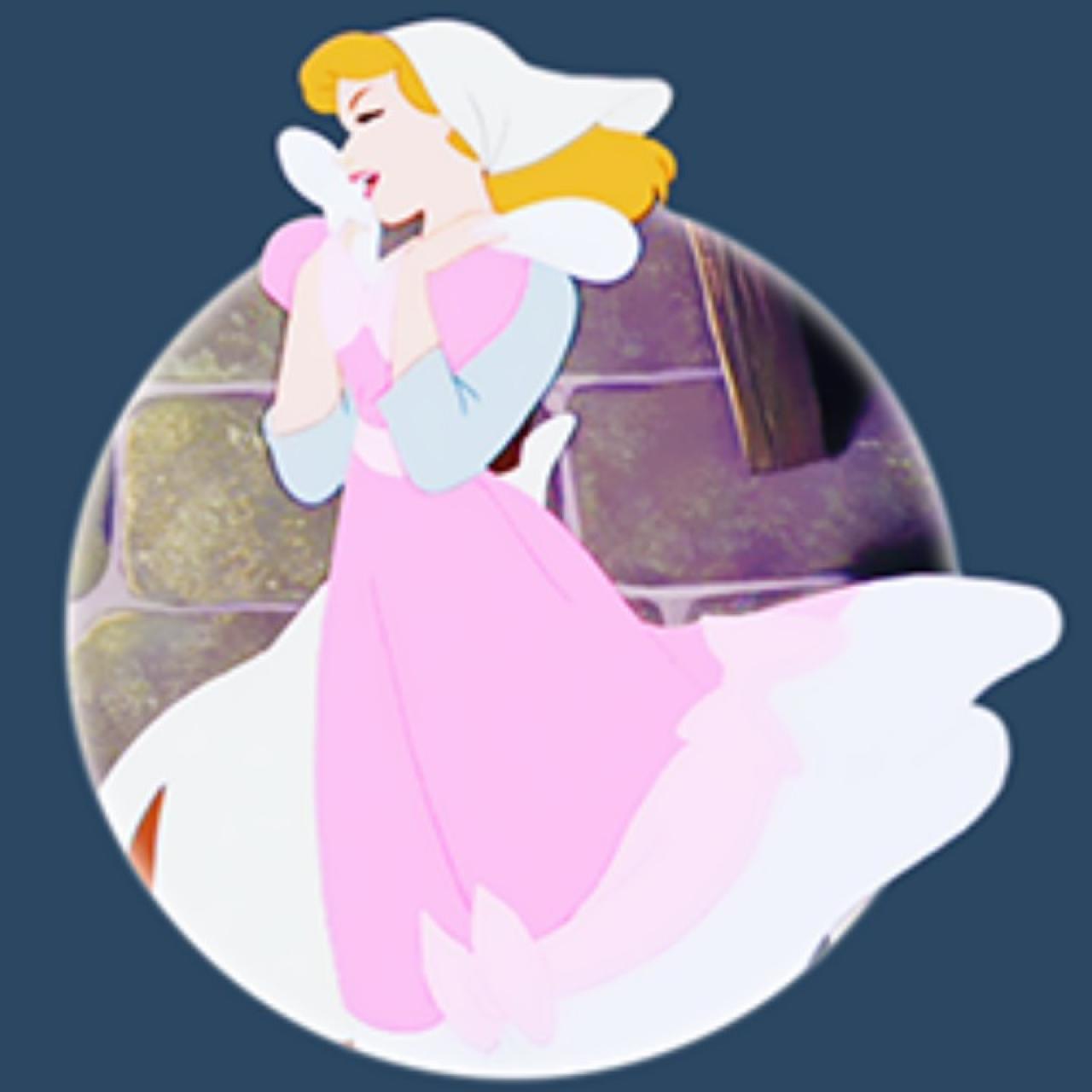 抱着自制粉色连衣裙的灰姑娘头像