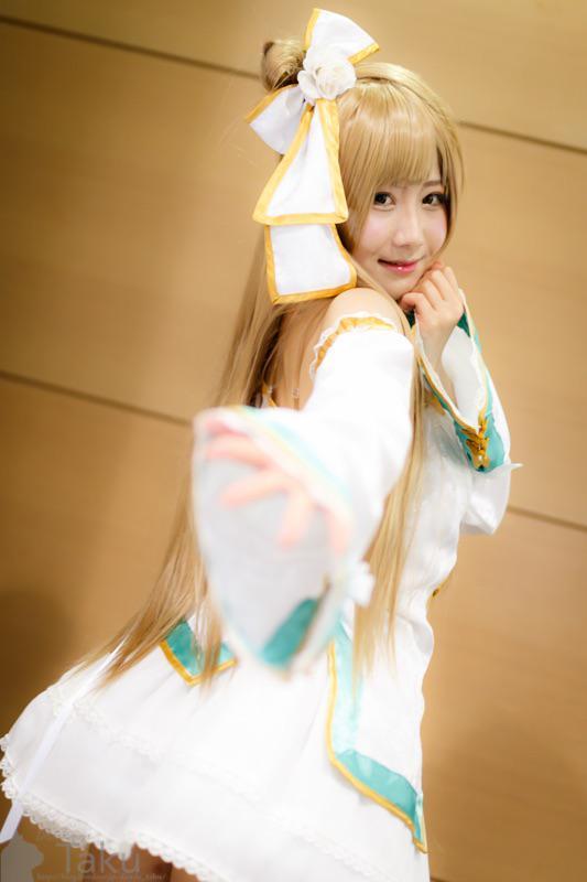 伸出右手，るう扮南小鸟侧身扶脸卖萌