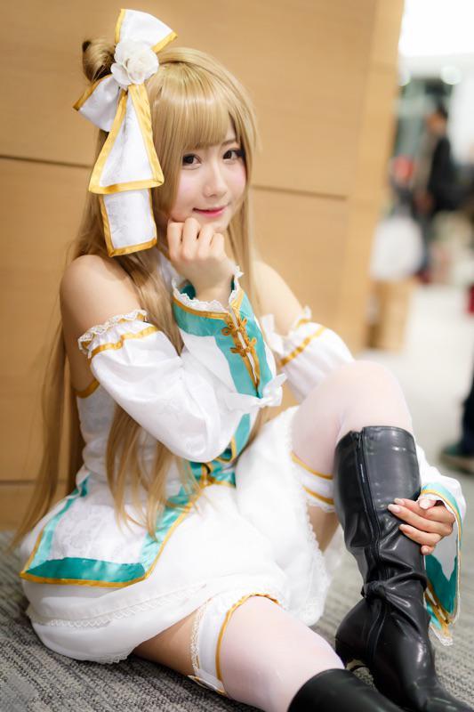 るう扮南小鸟坐在地上，轻扶下巴