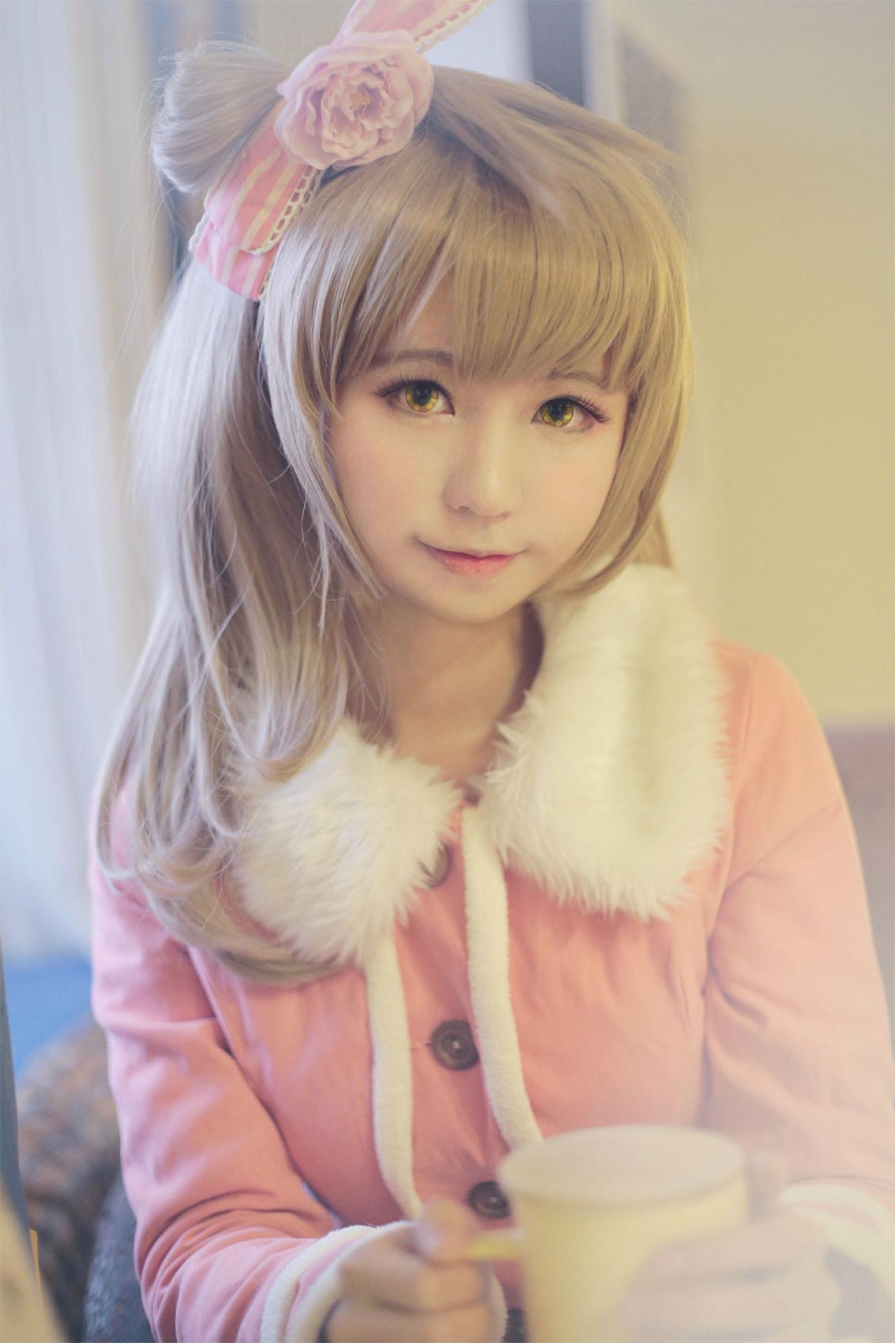 赤澤Aki扮南小鸟端着杯子的坐姿