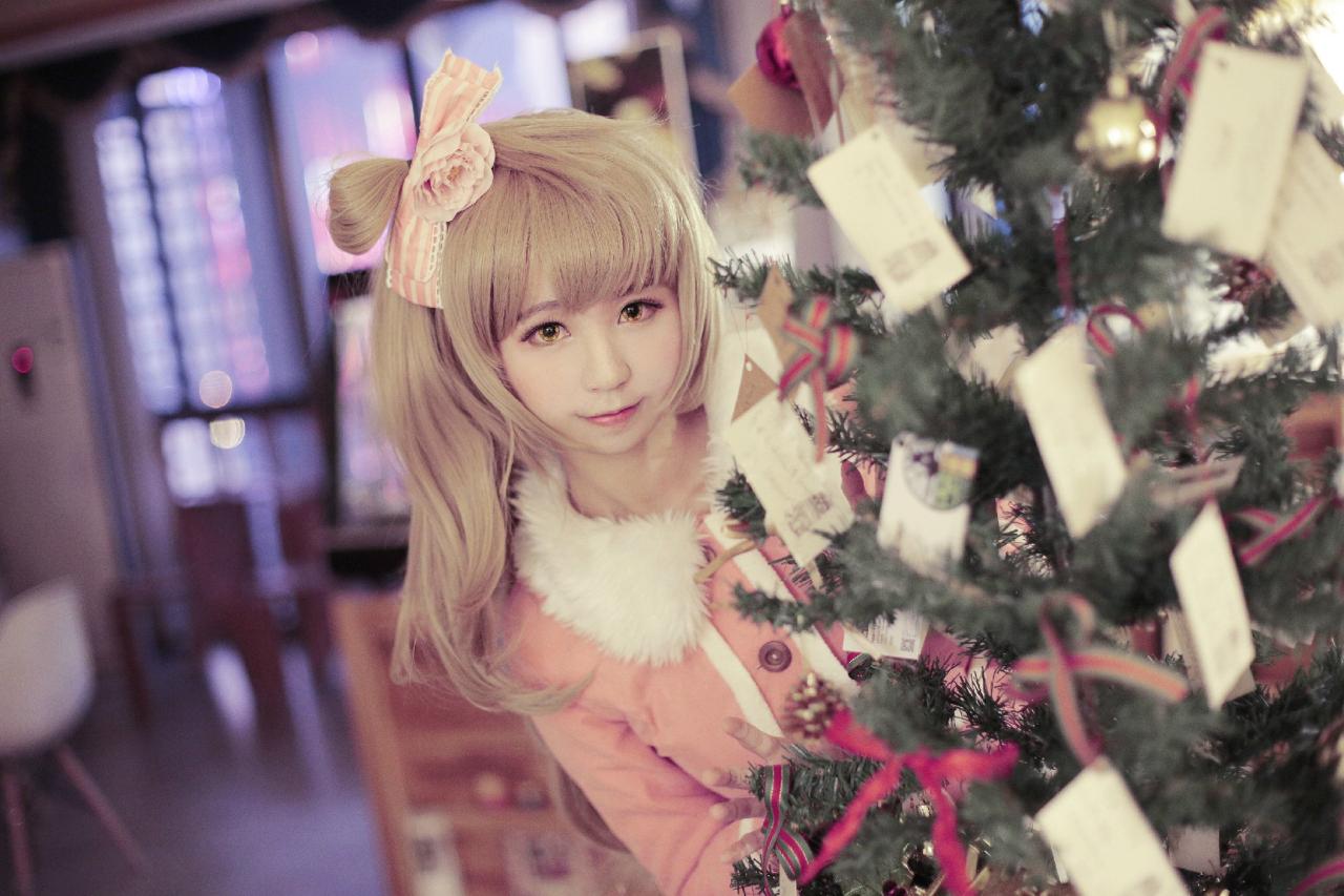 赤澤Aki扮南小鸟站在圣诞树后探出身子 横幅