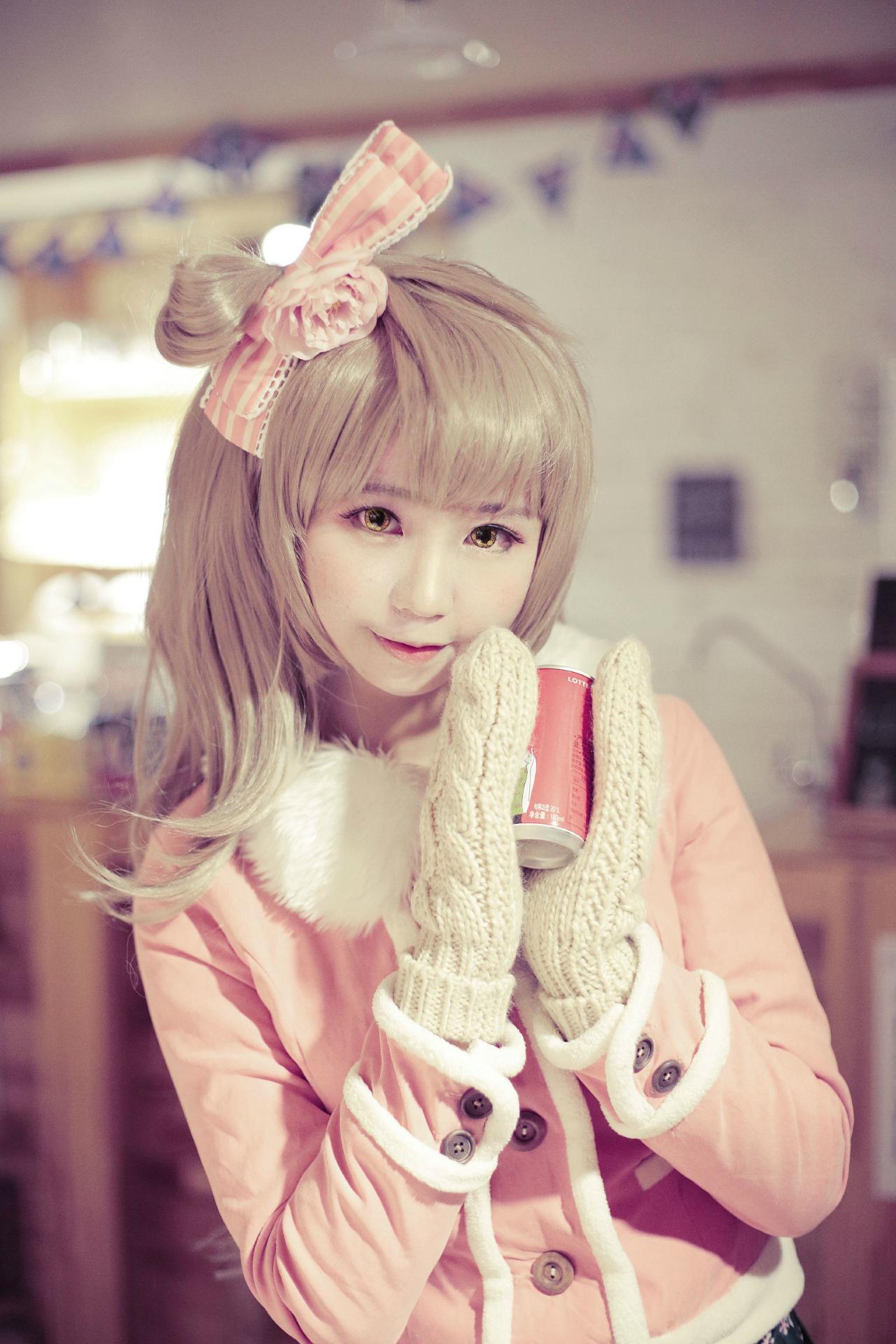 赤澤Aki扮南小鸟戴着手套双手捧着可乐