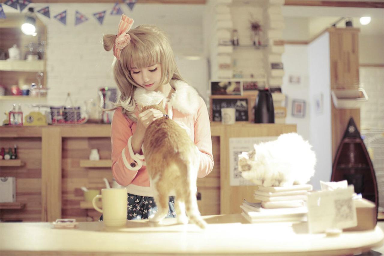 赤澤Aki扮南小鸟摸着猫咪的脑袋