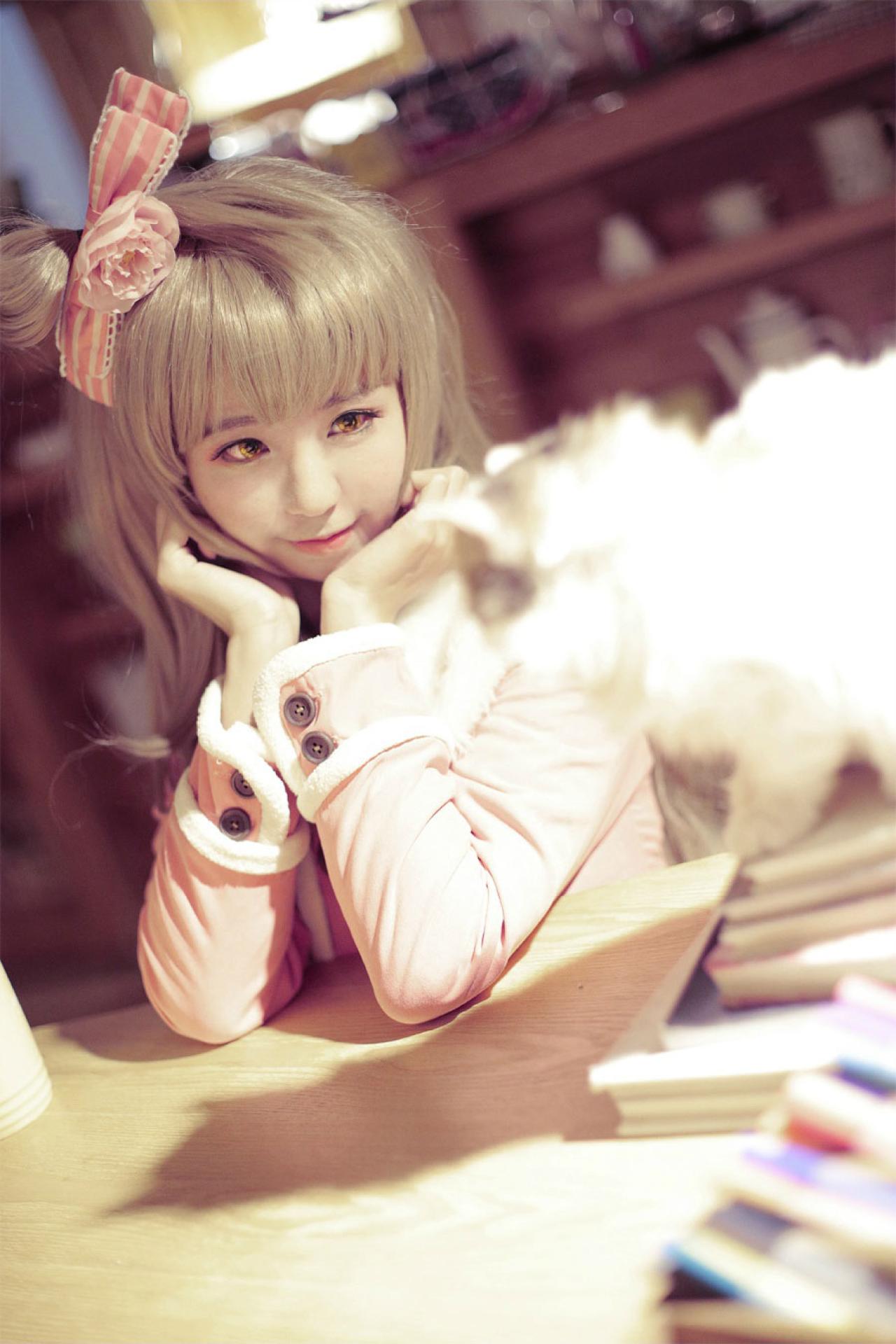 赤澤Aki扮南小鸟双手捧着脸扒在桌子上