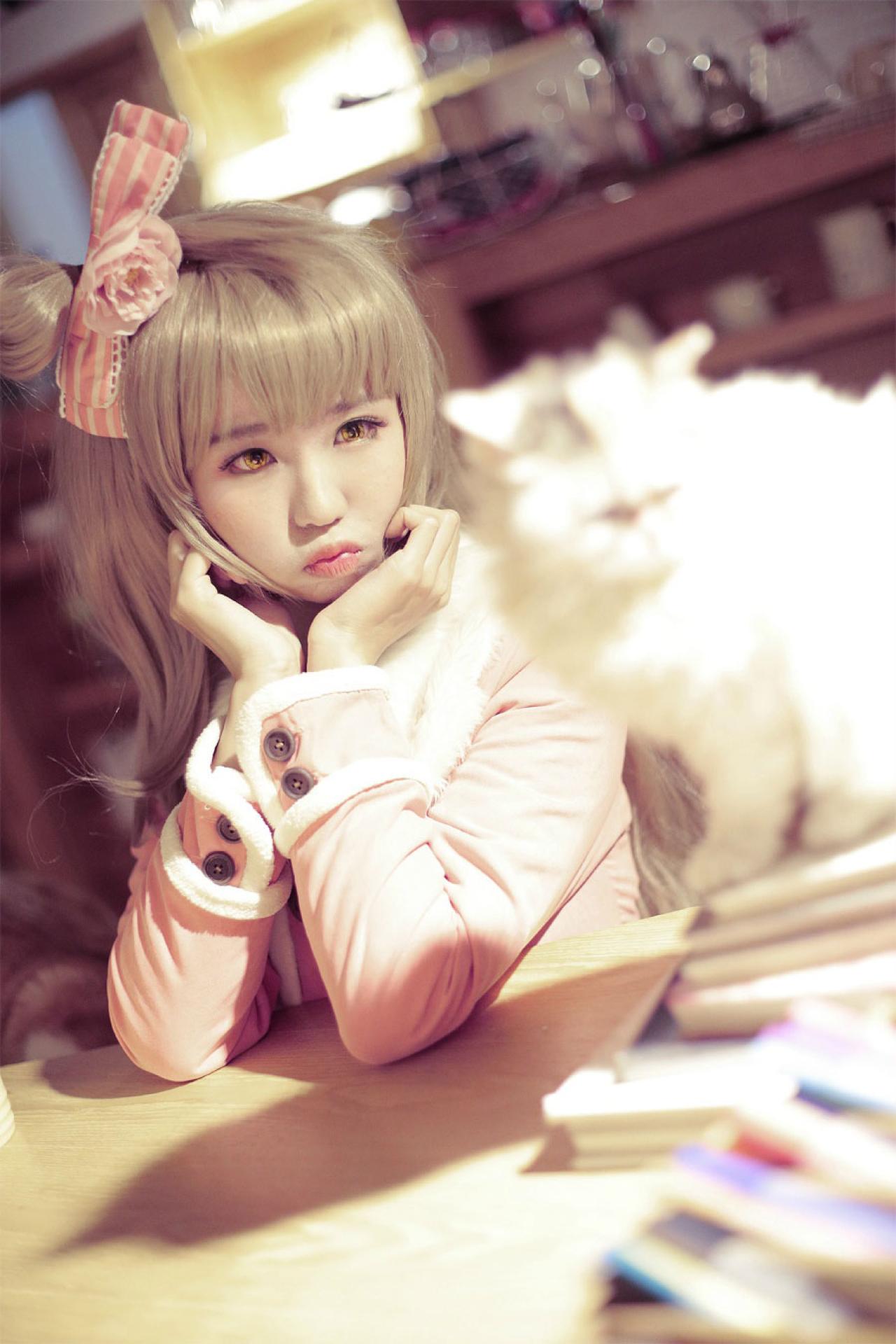 赤澤Aki扮南小鸟双手捧着脸嘟嘴卖萌