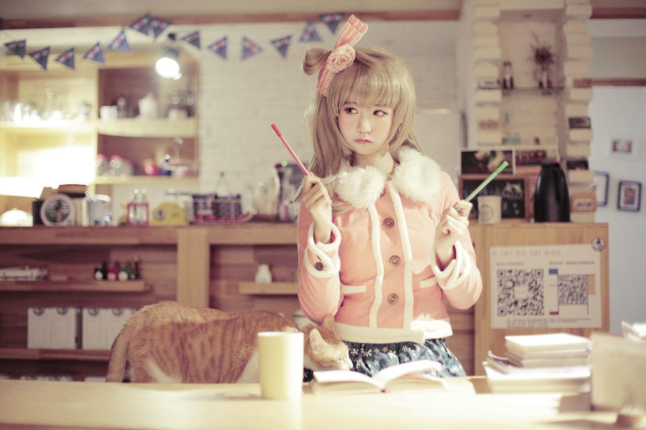 猫咪侧身扒在书上 赤澤Aki扮南小鸟双手举着笔