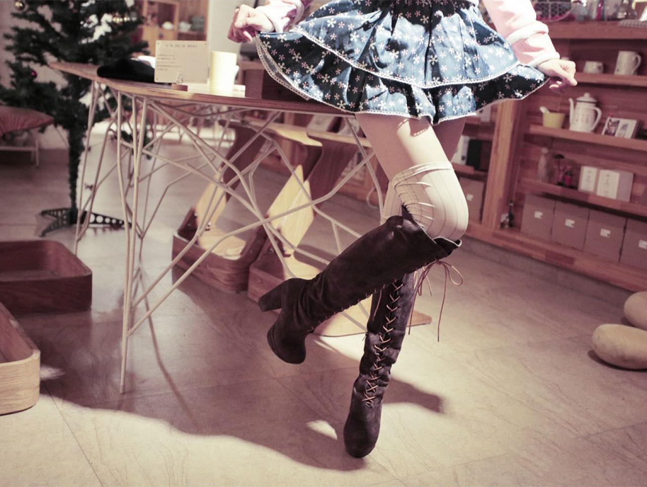 赤澤Aki扮南小鸟双手拎起裙摆