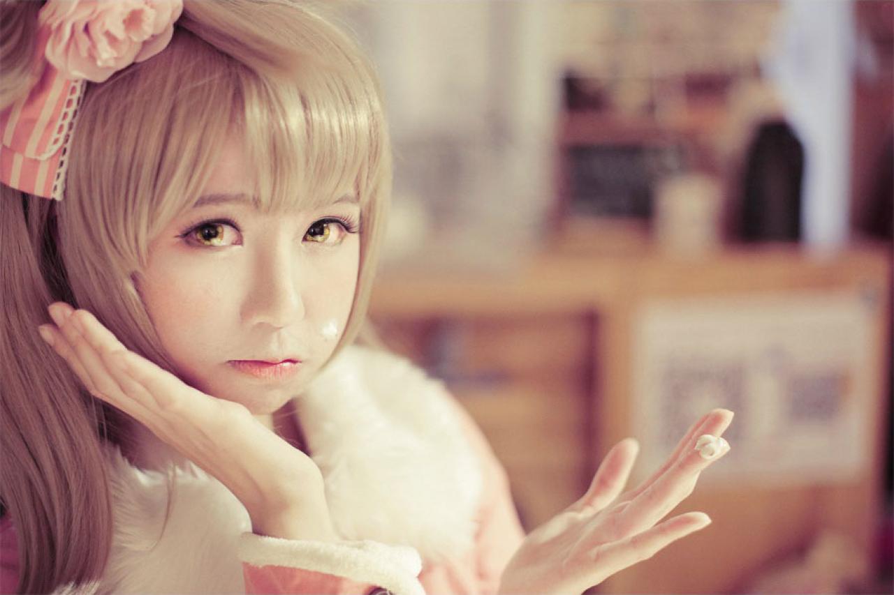 赤澤Aki扮南小鸟右手撑着下巴，左手想抹掉脸上的奶油 微侧面脸部