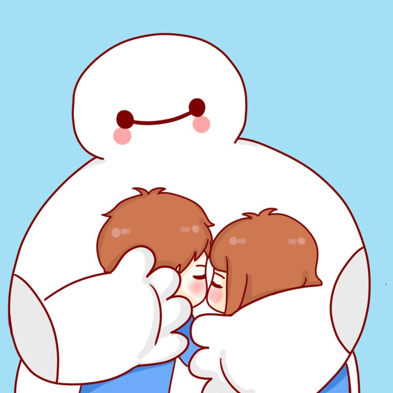 男女生通用情侣头像：被大白抱在怀里的男生和女生头像