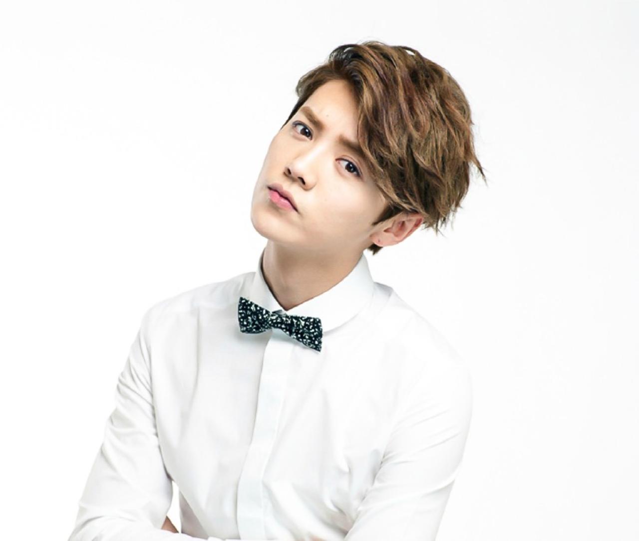 歪着脑袋的鹿晗头像