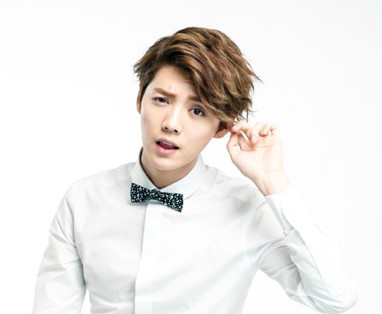 左手轻抵耳朵，眨眼睛的鹿晗头像