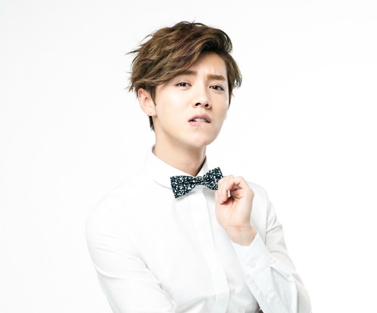 轻咬嘴唇，扶着蝴蝶领结的鹿晗头像