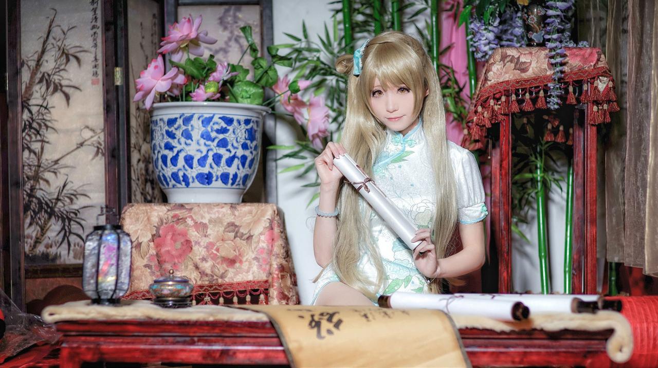 Meter扮南小鸟手持画卷，站在案几前