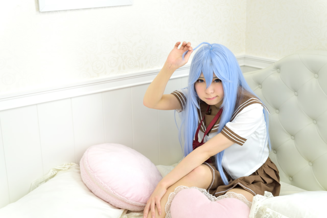 まゆふぁむ扮藤和艾莉欧坐在床上，轻抚呆毛