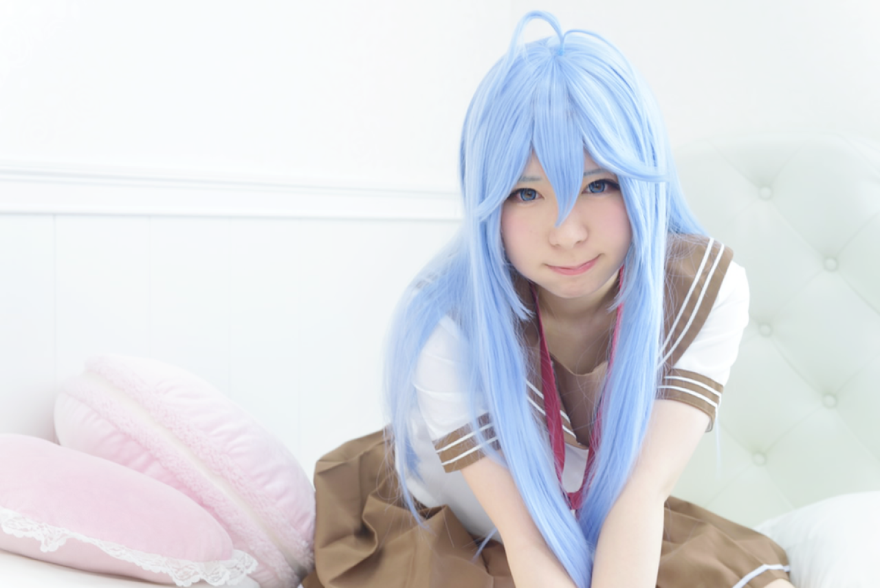 まゆふぁむ扮藤和艾莉欧双手撑着身子，跪坐在床上，鼓嘴卖萌