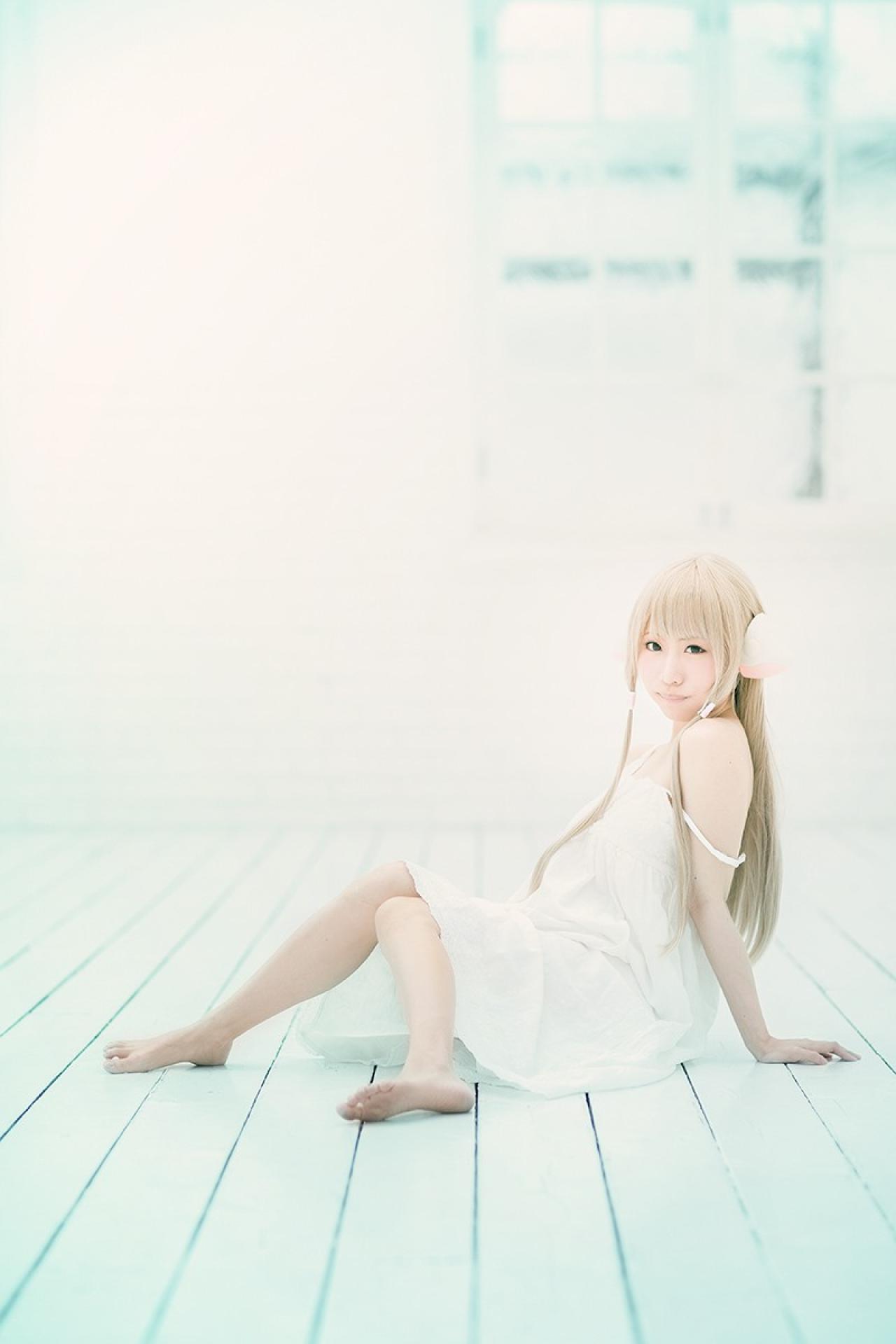 fleia扮小叽双手撑在地上，轻抿着嘴唇