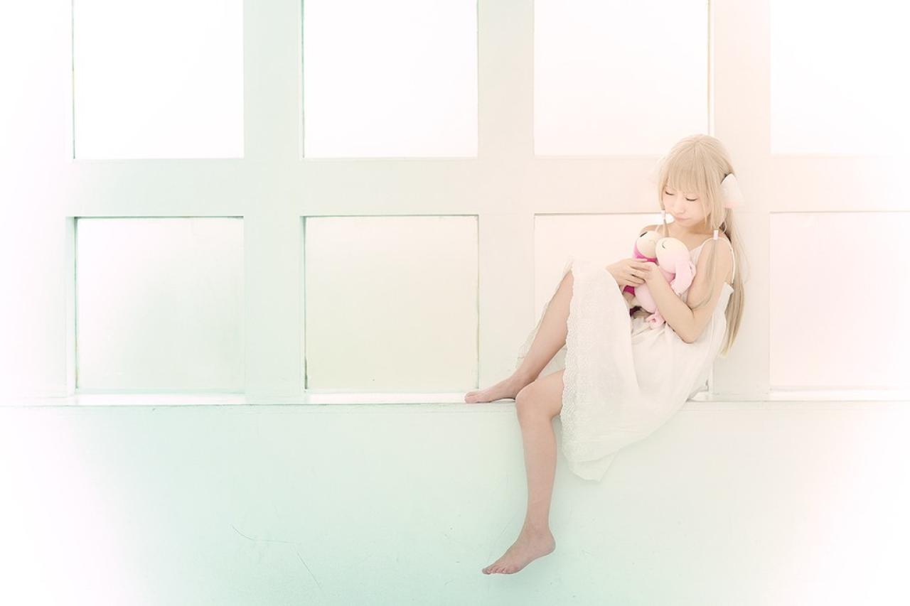 fleia扮小叽抱着两只小兔子玩偶躺在窗格里