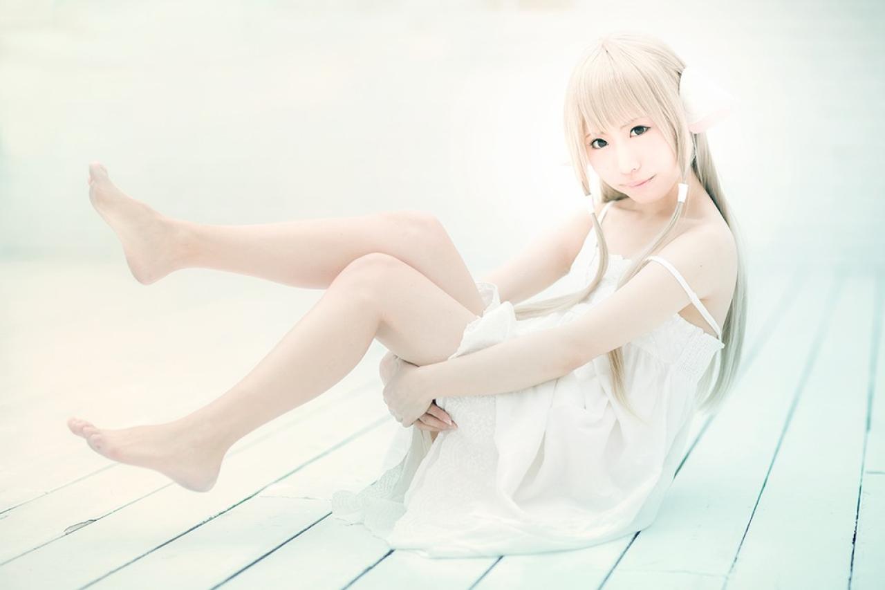 fleia扮小叽抱着双腿，侧身坐在地板上