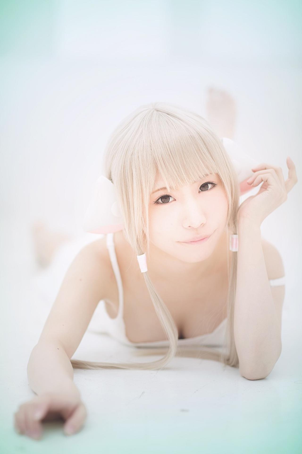 fleia扮小叽扒在地板上，抬起左臂