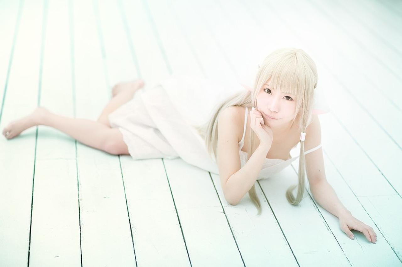 fleia扮小叽扒在地板上，左手扶着地板，右手撑着下巴