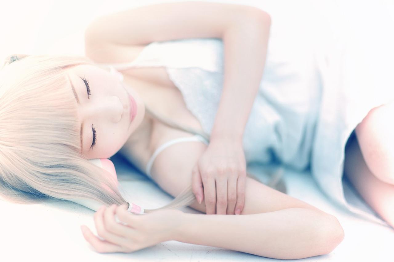 fleia扮小叽侧身闭眼躺在地板上