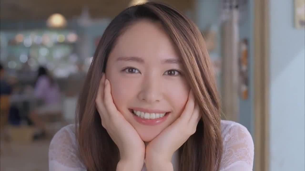 双手捧脸微笑的新垣结衣表情