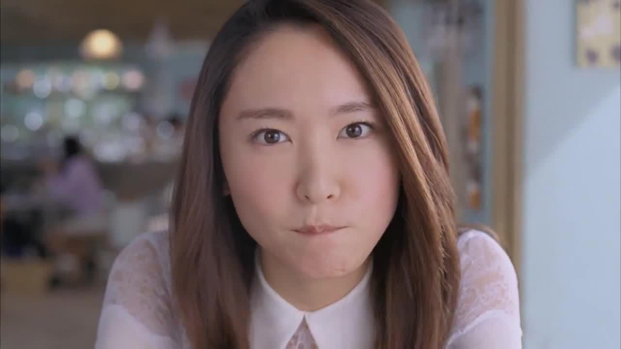 抿嘴卖萌的新垣结衣表情