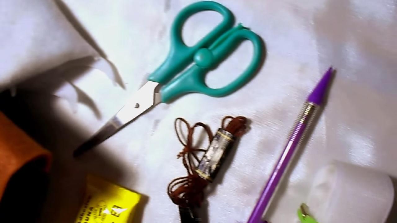 制作轻松熊钱包所需的材料：棕色、白色毛毡、剪刀、笔、纸、胶水和velco贴等