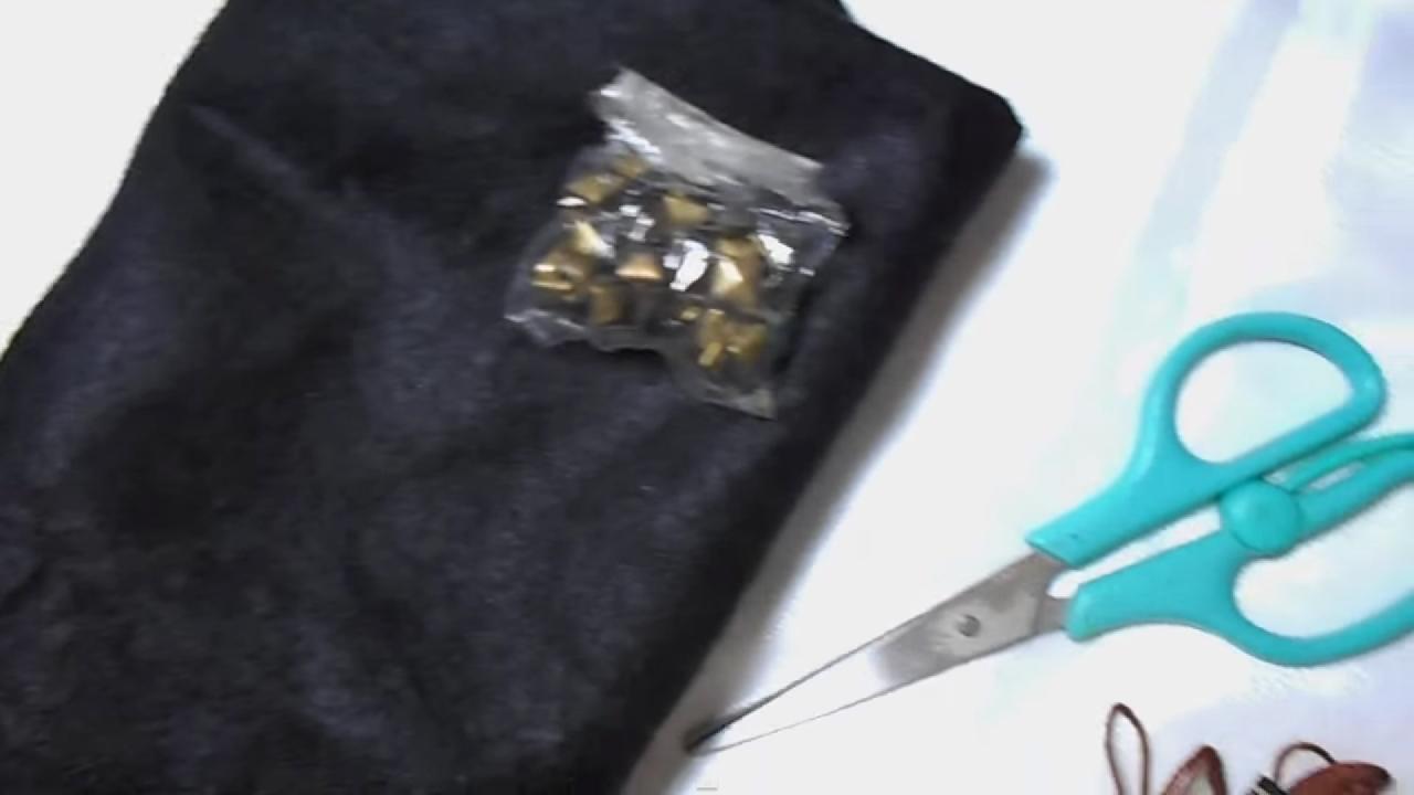 制作男士黑色钱包所需的材料：黑色毛毡、饰钉和剪刀等