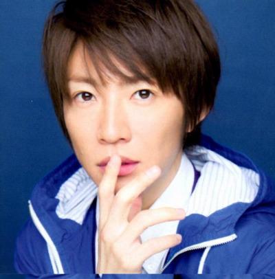 轻扶唇角的堂本刚头像